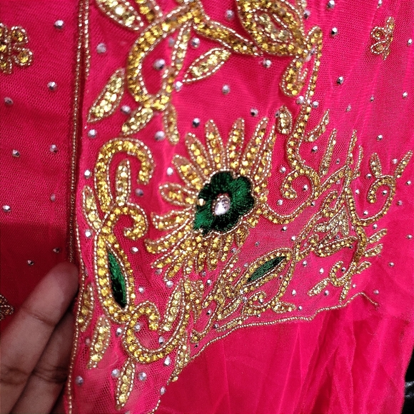 Gown with heavy embroidery - Picture 7 of 9